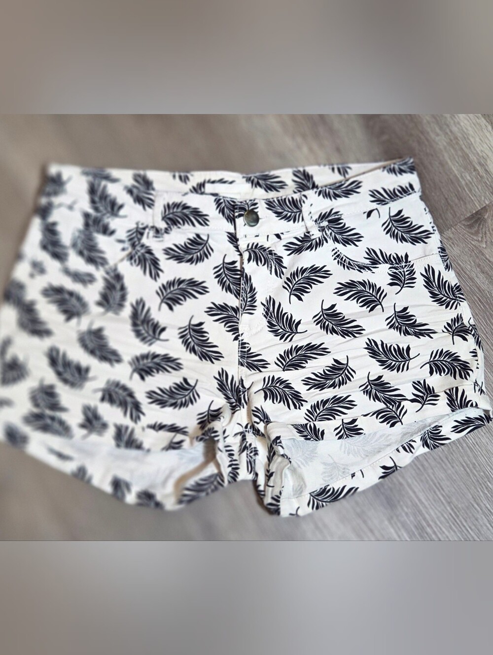H&M Women’s Size 6 Black White Tropical Leaf Print Cuffed Short